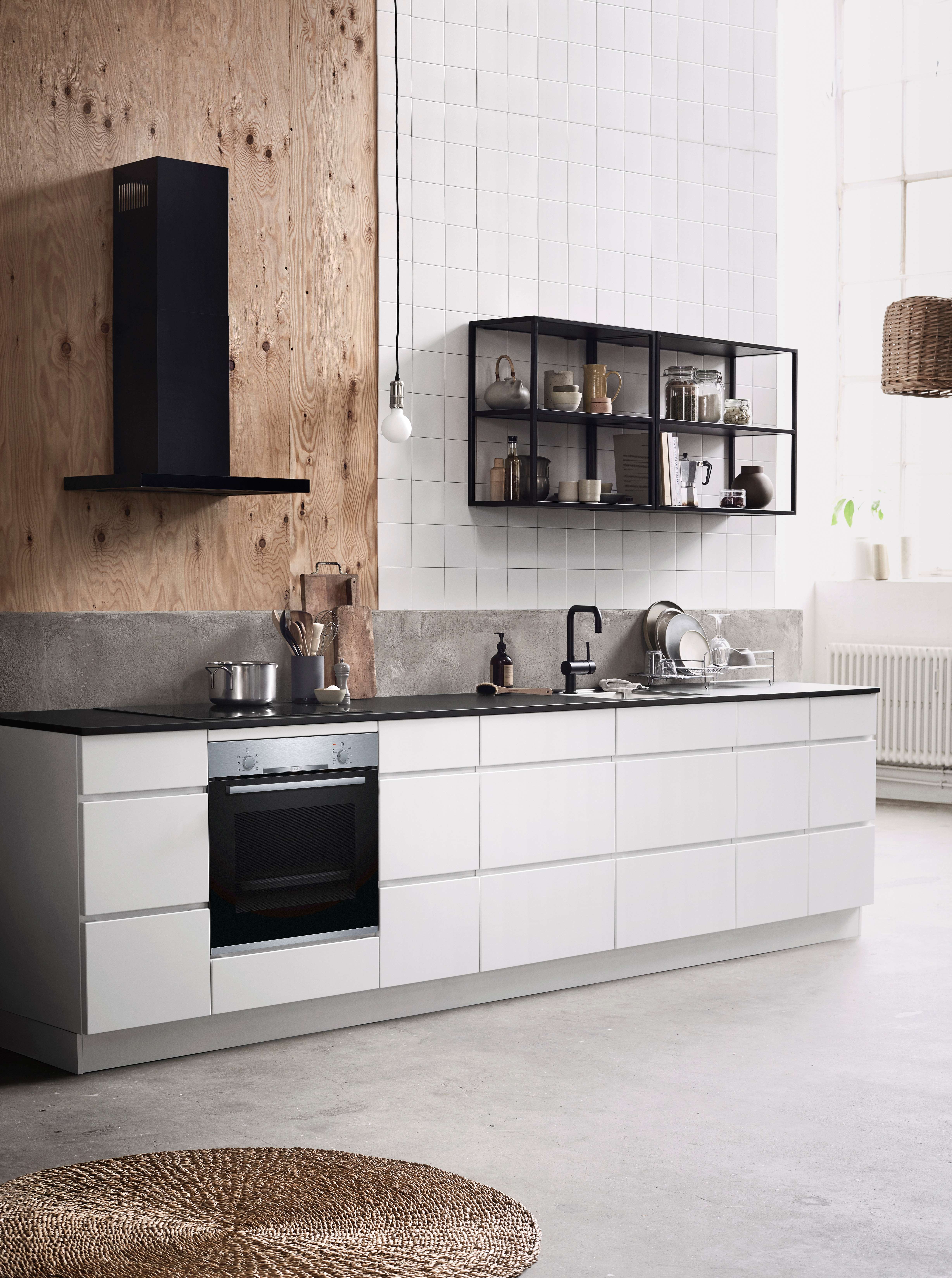 Witte rustieke keuken met inbouwoven en witte fronten