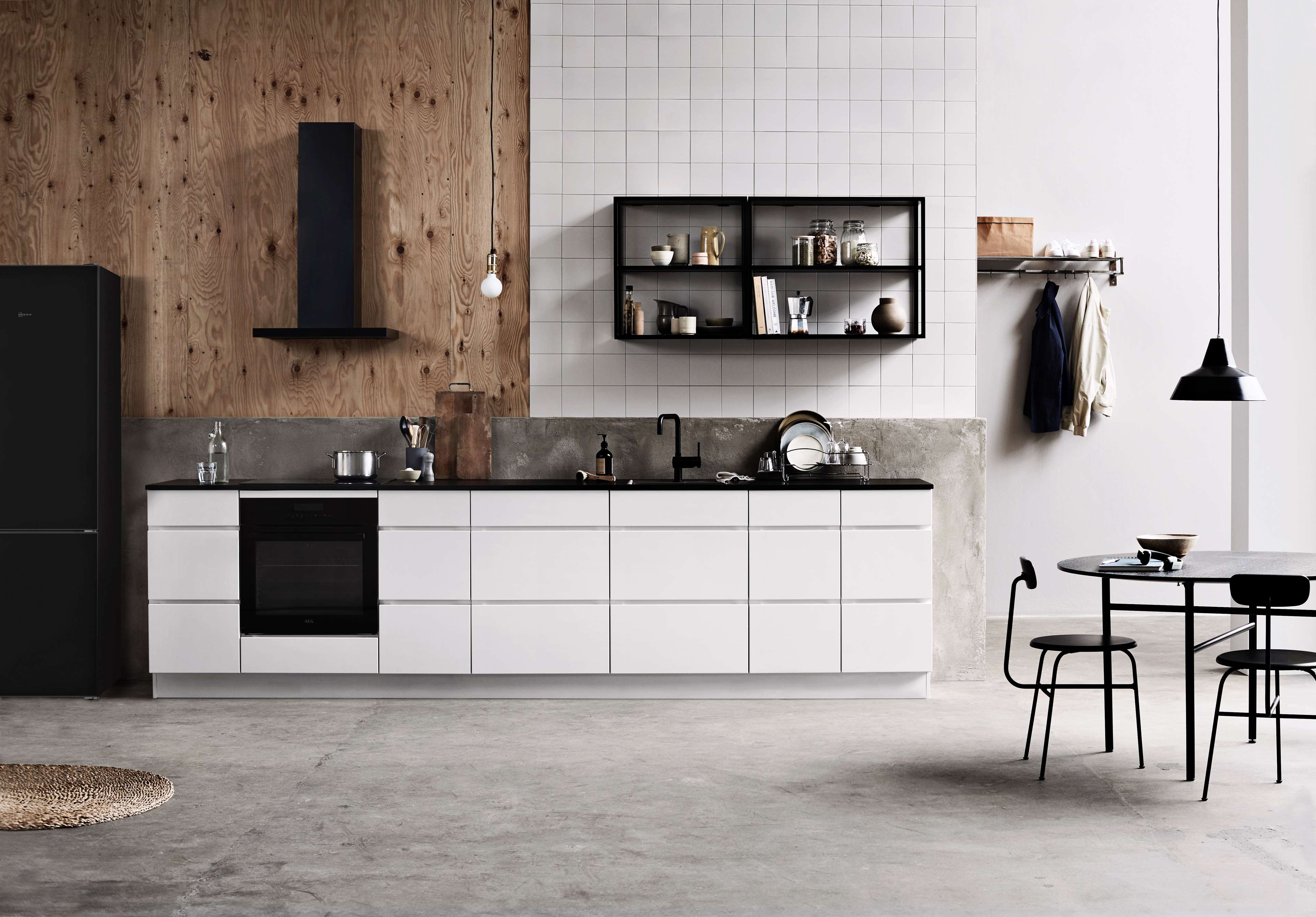 Witte rustieke keuken met ingebouwde oven en witte fronten