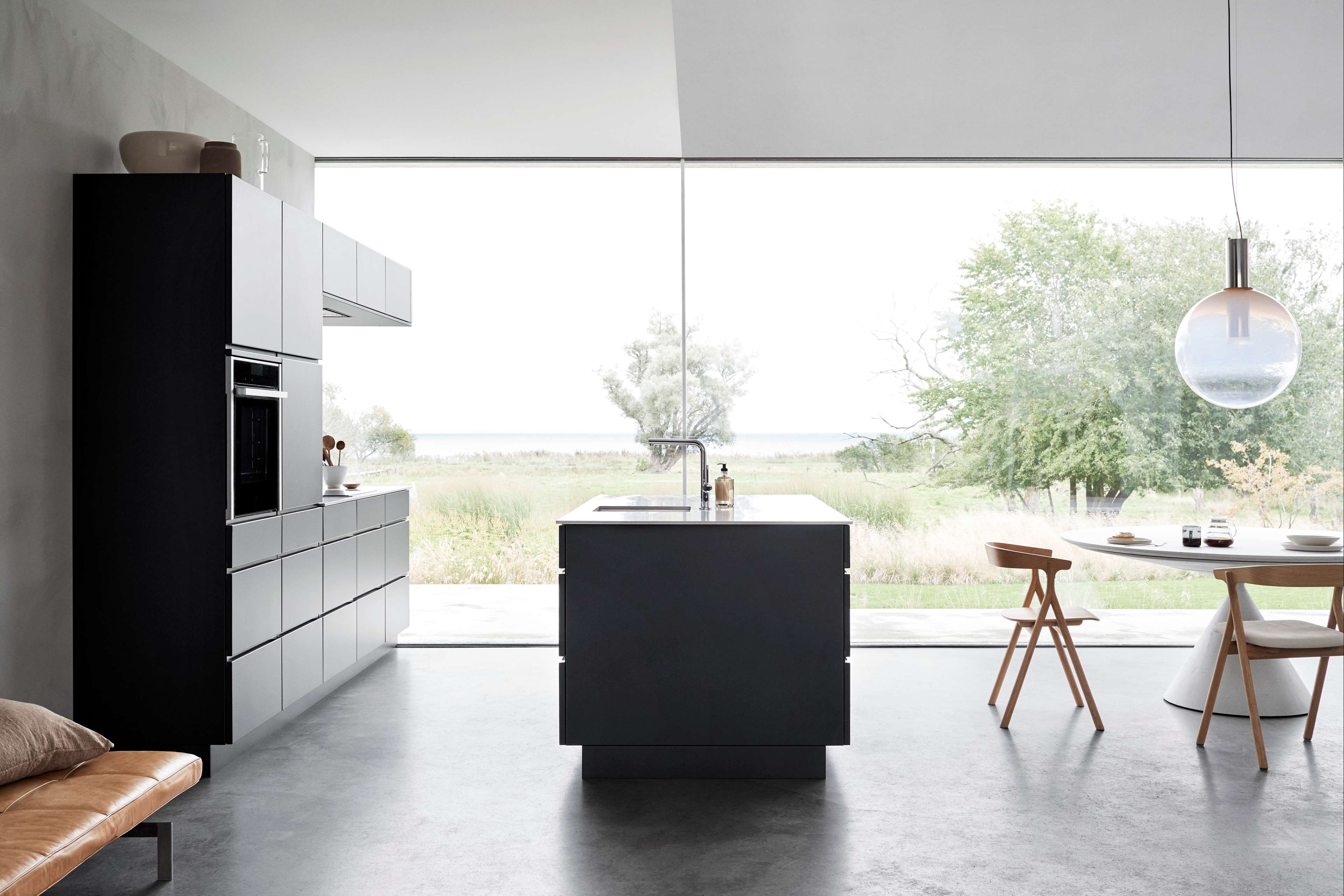 Svart kjøkken med kjøkkenøy og fargede svarte fronter