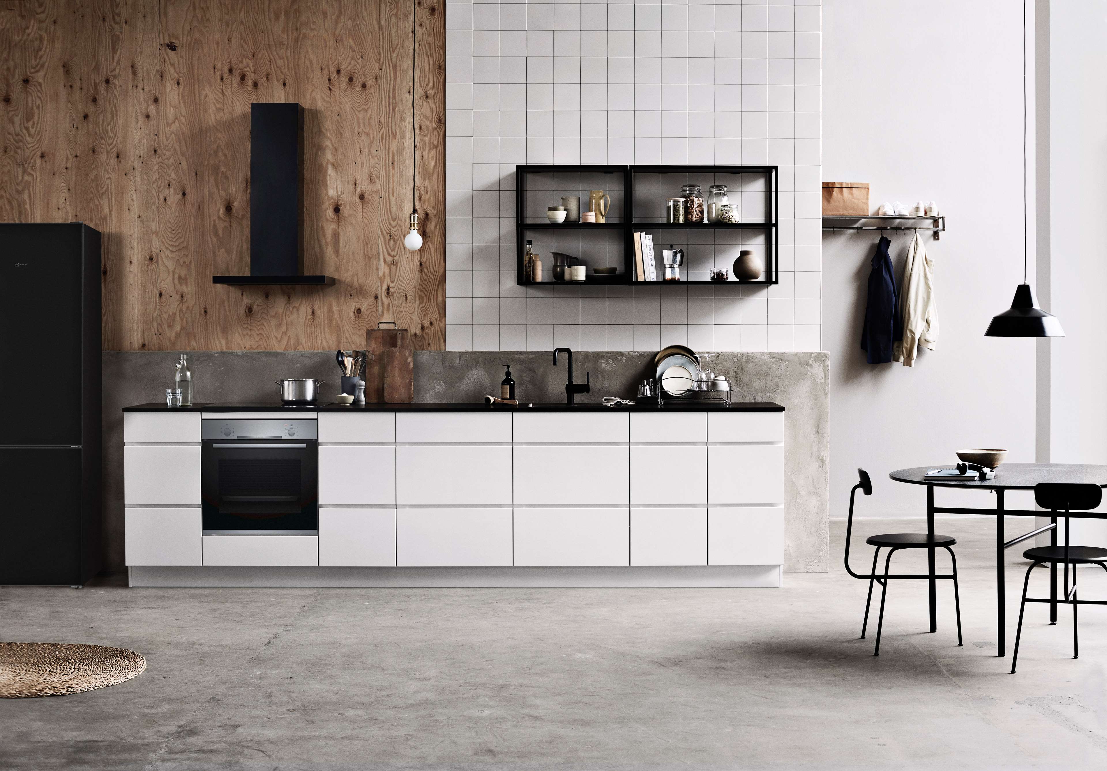 Witte rustieke keuken met ingebouwde oven en witte fronten