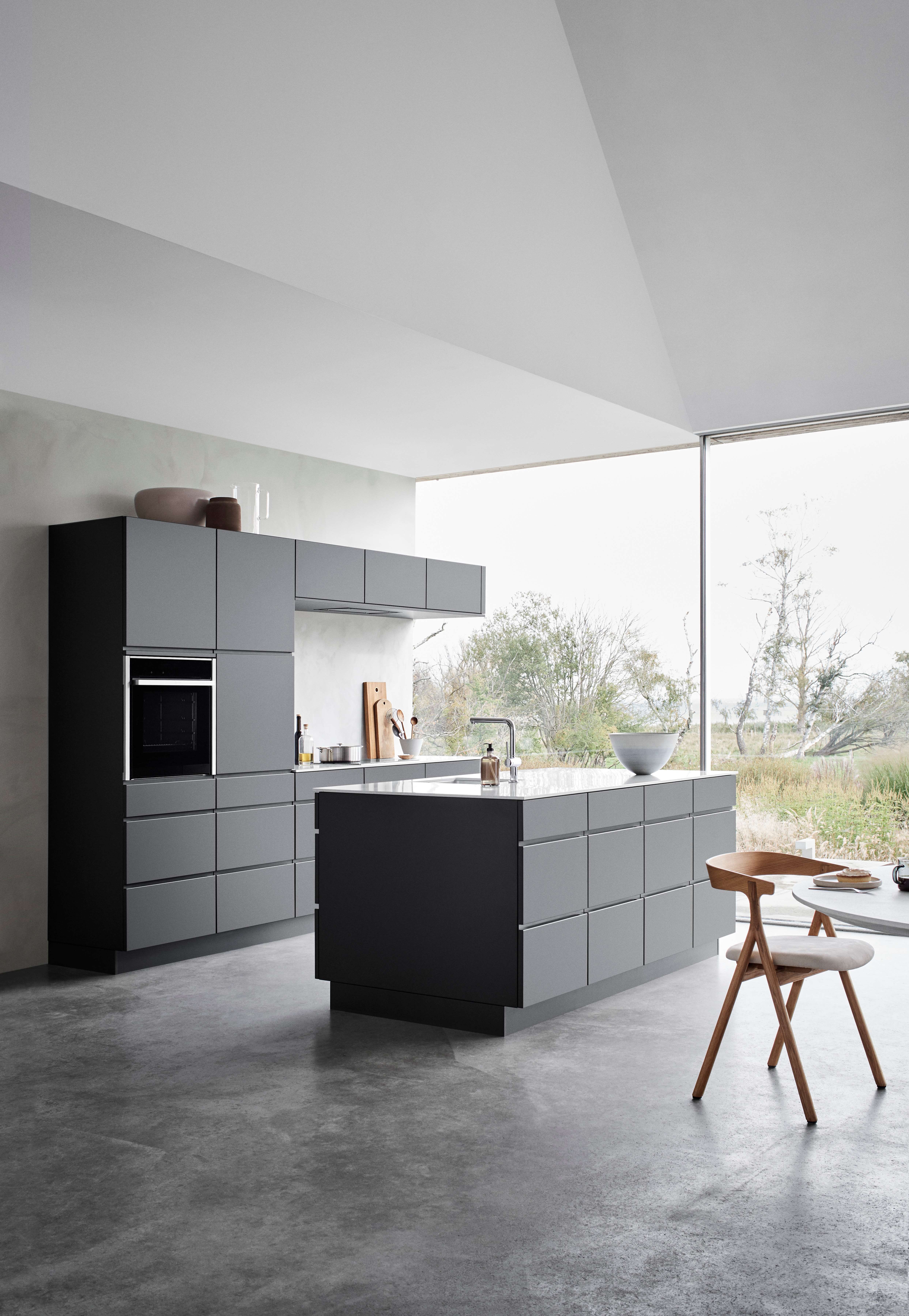 Svart kjøkken med kjøkkenøy og fargede svarte fronter